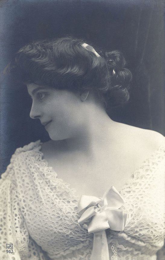 M v.B. no 963. Typical beautiful woman card.