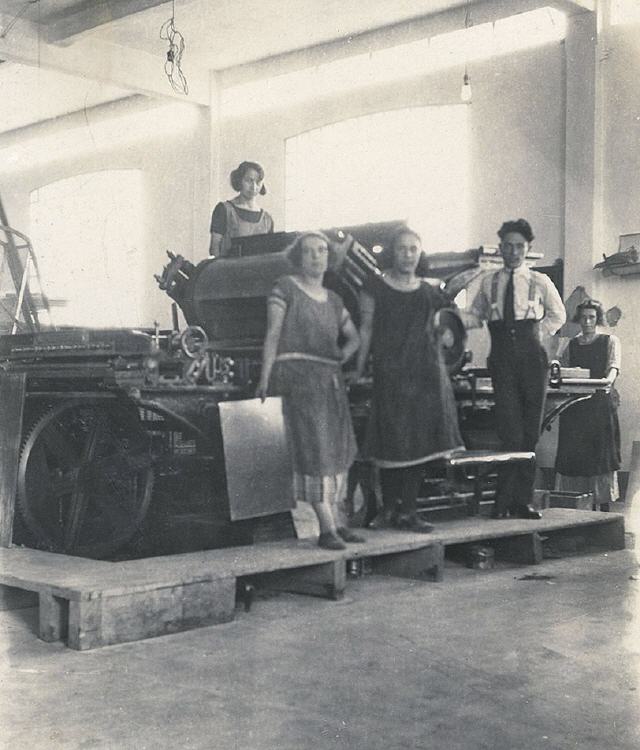 Italian Pressman with female crew.