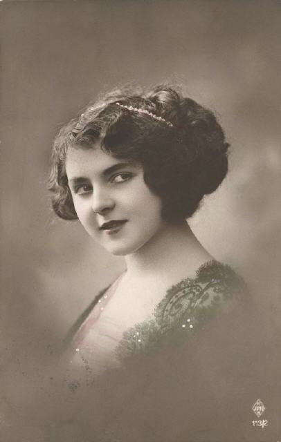 Juno ser 113-2. Beautiful woman.