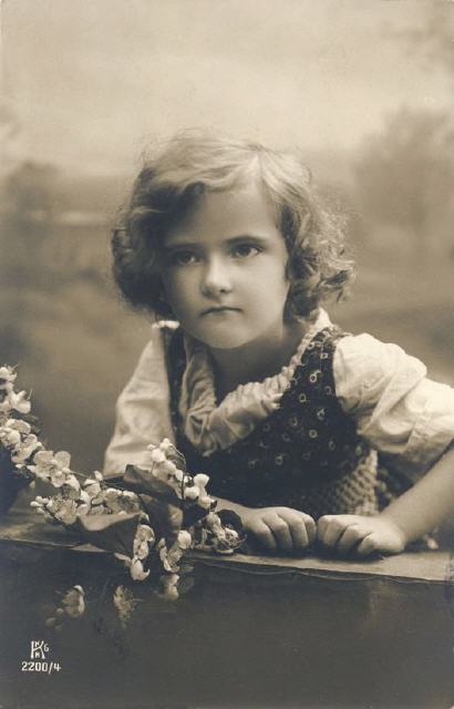 Krause ser 2200-4. Young girl. April 1914.